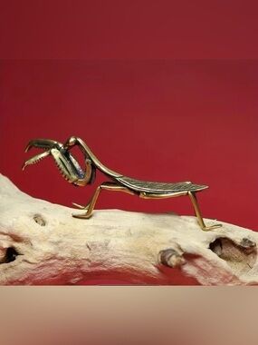 Brass Praying Mantis Sculpture - Gold Tone